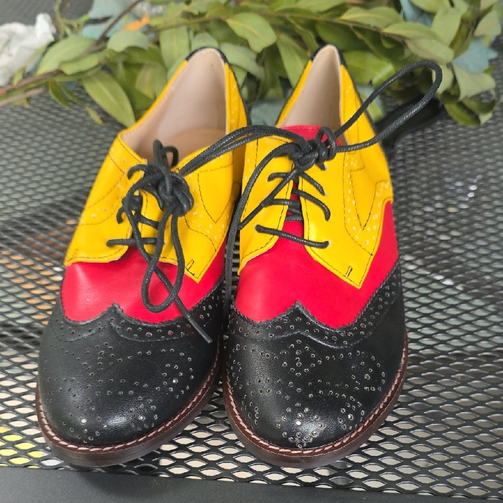 FSJ Unisex Black, Red, and Yellow Oxford Flats